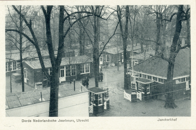 600086 Gezicht op de ingang van het Jaarbeursterrein op het Janskerkhof te Utrecht, tijdens de derde Nederlandse Jaarbeurs.